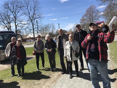 Dick Carlson berättar utanför Estuna kyrka.