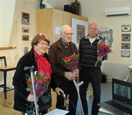 Ingegerd Möller, Alf Olsson och Åke Nordberg får blommor